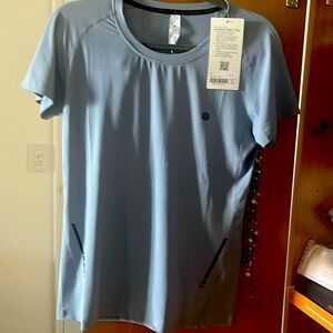Lululemon t shirt sz L but run small morr of medium